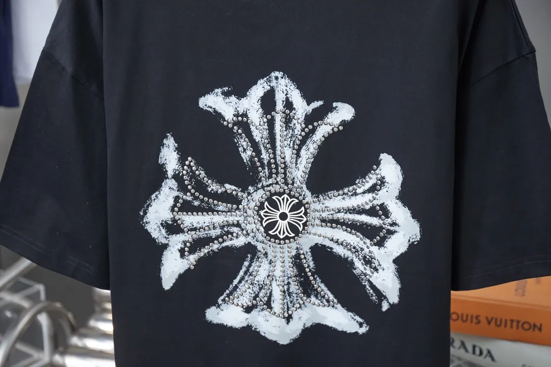 🅿️200 Chrome Hearte 25SS early spring new model, printed hot diamond short sleeves, light luxury, a must-have item for daily commuting for men and women, correct version, welcome to compare, detailed features · 280 grams of 100% pure cotton double yarn jersey fabric · Special thickened 32 pieces of double-strand 1X1 thread in the same vat · Environmentally friendly screen hand printing ➕ Imported Australian matte pearl diamond ➕ Three-dimensional wow glue high temperature hot pressing · Double-needle sewing and cross-seam technology · Original main mark, washed tag, branded moisture-proof paper packaging Color: black/white/grey Size: S/M/L/XL